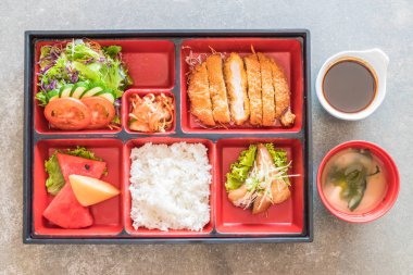 Kızarmış pirzola domuz bento koymak