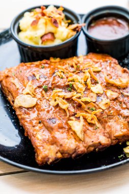 Izgara kaburga domuz barbekü sosu ile