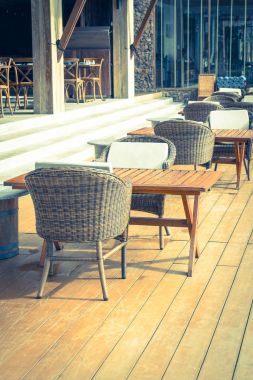 Boş sandalye ve masa açık veranda