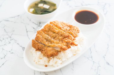 tepesinde pirinç (tonkatsu) ile miso çorbası kızarmış domuz eti