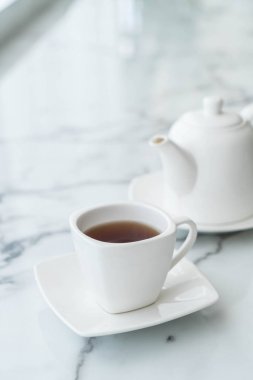 Çay fincanı masanın üstünde.