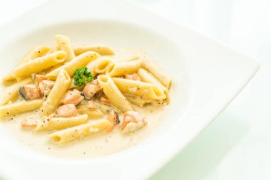 Penne carbonara makarna somon ile