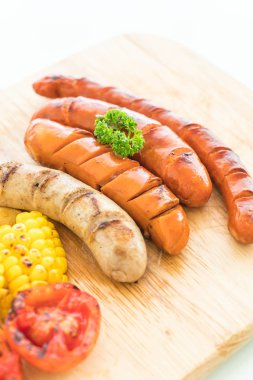 ızgara sosis mix sebze ve patates kızartması ile