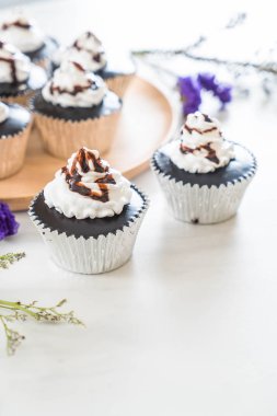 krem şanti ile çikolatalı kek