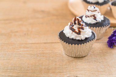 krem şanti ile çikolatalı kek