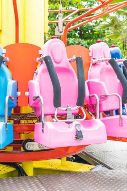 Renkli lunapark treni koltuk eğlence parkı 