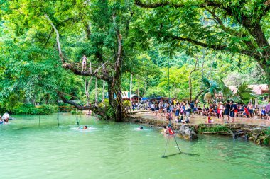 Vangvieng, Laos 13 Mayıs 2017: Turist Blue Lagoon tadını çıkarın