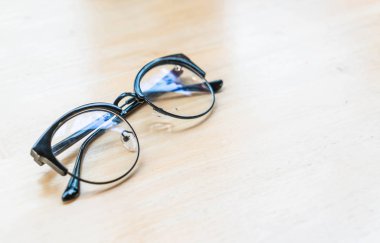 Bardaklar ahşap masada