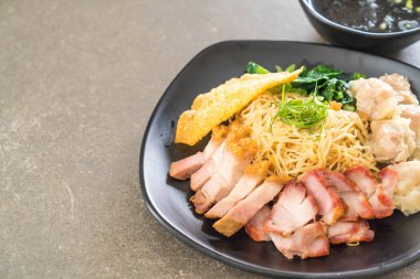 Yumurta noodle kırmızı kızarmış domuz, gevrek domuz eti, köfte ve çorba ile 