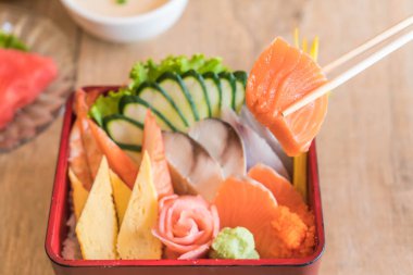 Pirinç bento kutusunda Ham taze sashimi