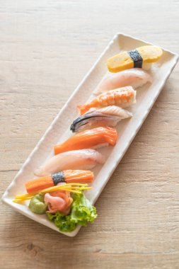 Ham ve taze nigiri suşi beyaz plaka 