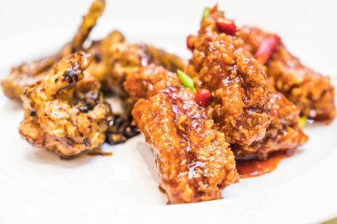 Baharatlı soslu kızarmış tavuk