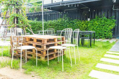 boş açık veranda sandalye