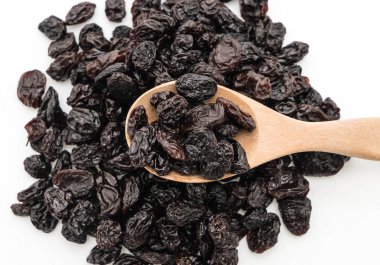 Beyaz üzerine siyah kuru üzüm