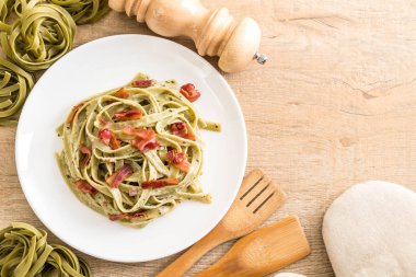 ıspanak fettuccini makarna pastırma ile