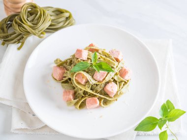 ıspanak fettuccine somon ile