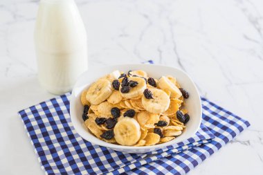 muz, Kuru üzüm ve süt ile tahıl 