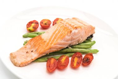 beyaz üzerine Somon ızgara biftek