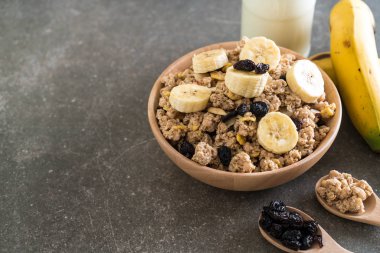 Granola muz, Kuru üzüm ve süt ile 
