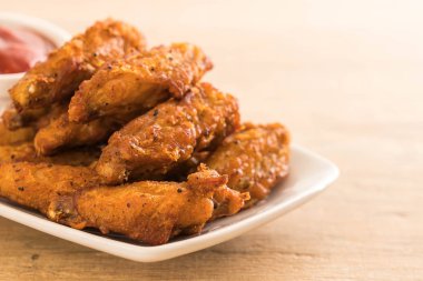 Kızarmış tavuk kanadı.