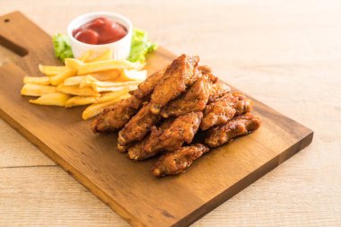 Kızarmış tavuk kanadı.