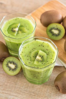 Sağlıklı taze kivi smoothie cam