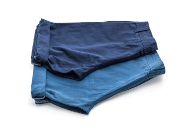 beyaz üzerine kısa pantolon