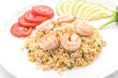 Kızarmış pirinç ve karides.