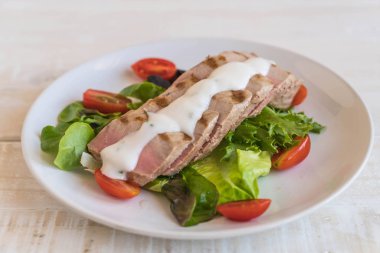 Tuna biftek salatası ile