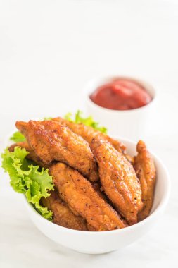 Kızarmış tavuk kanadı.