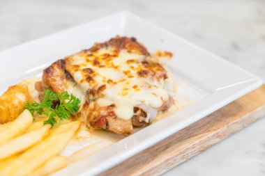 tavuk ve domuz eti biftek