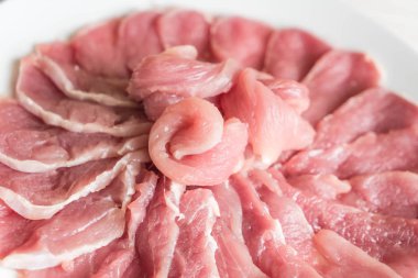 ahşap üzerine taze dilimlenmiş domuz