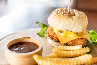 Peynirli hamburger ile kızarmış tavuk