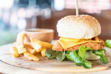 Peynirli hamburger ile kızarmış tavuk