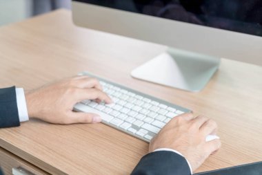 Yakın çekim el bilgisayarı kullanan iş adamı
