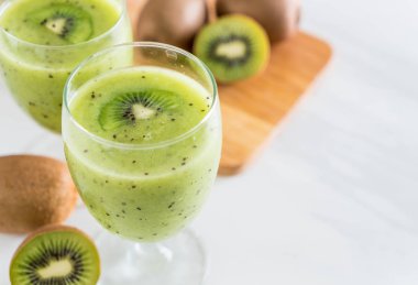 Sağlıklı taze kivi smoothie cam