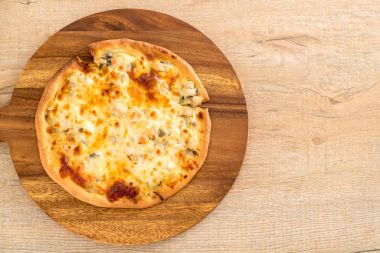 Kremalı mantarlı pizza