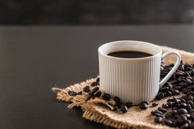 Kahve fincanı ve fasulye