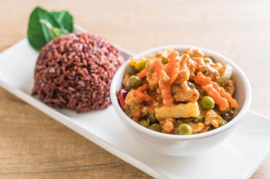 Domuz eti ve berry pirinç Panaeng köri