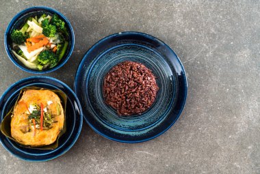 Haşlanmış balık köri ile yapıştırın ve pirinç berry