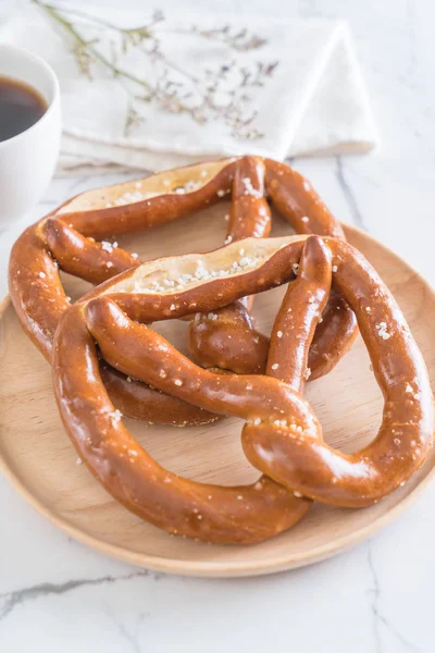 tuzlu kraker ekmek plaka üzerinde