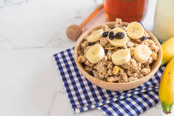 Granola muz, Kuru üzüm ve süt ile 