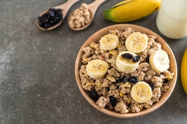 Granola muz, Kuru üzüm ve süt ile 