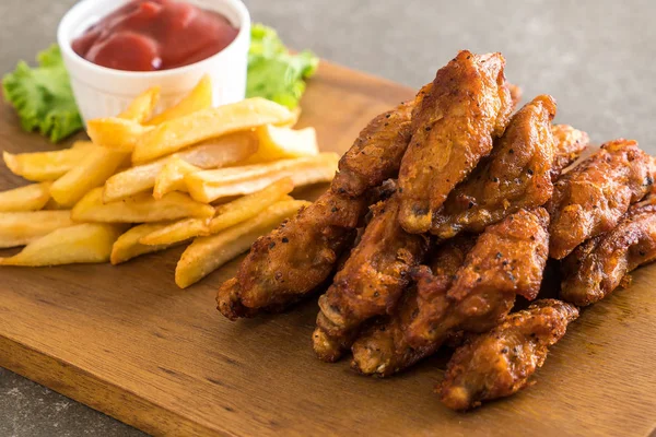 Kızarmış tavuk kanadı.