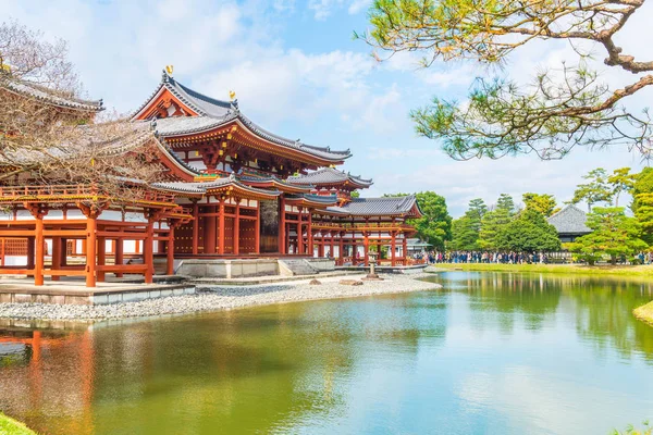 Güzel mimari Byodo içinde Kyoto tapınakta.