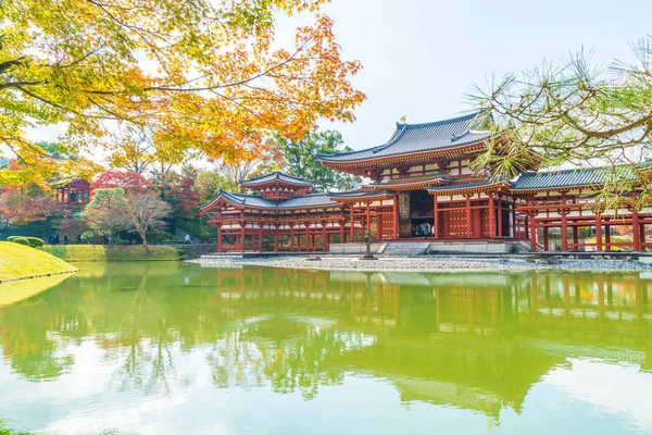 Güzel mimari Byodo içinde Kyoto tapınakta.