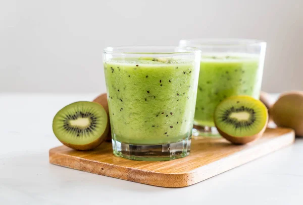 Smoothie kiwi fresco saudável em vidro — Fotografia de Stock