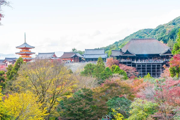 Templo Kiyomizu ou Kiyomizu-dera na temporada de autómatos em Kyoto . — Fotografia de Stock