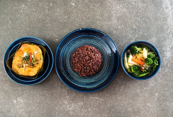 Haşlanmış balık köri ile yapıştırın ve pirinç berry