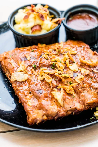 Izgara kaburga domuz barbekü sosu ile